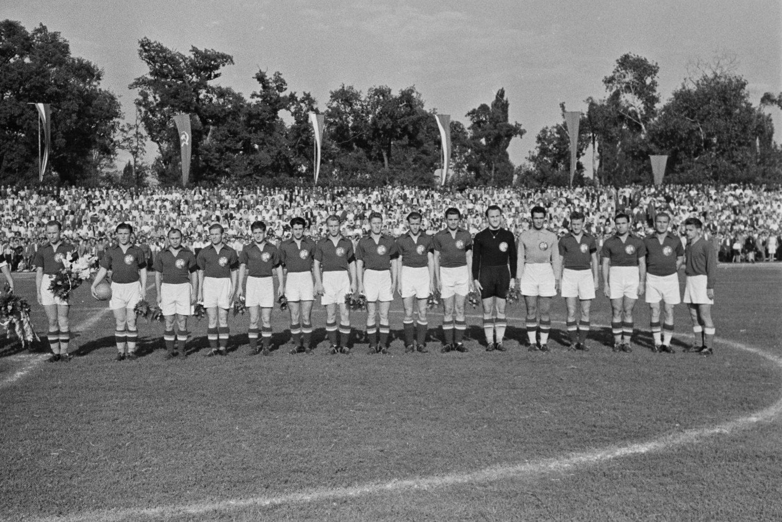 Hungary, Debrecen, Nagyerdei Stadion, Magyarország - Lengyelország (8:2) válogatott labdarúgó-mérkőzés.A magyar csapat: Balogh II Sándor, Puskás Ferenc, Egresi Béla, Lakat Károly, Czibor Zoltán, Bozsik József, Lantos Mihály, Keszthelyi Mihály, Börzsei János, Deák Ferenc és Henni Géza, mellette a tartalékok, Károlyi József kapus, Fenyvesi, Horváth, Nagy II., Dobos., 1949, Kovács Márton Ernő, soccer team, Fortepan #33537