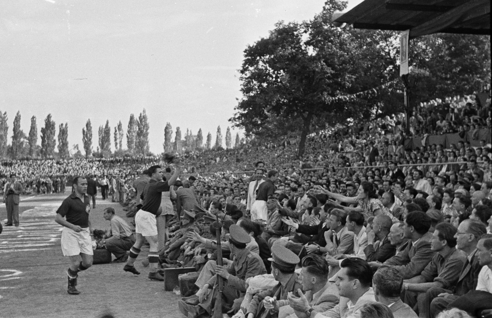 Hungary, Debrecen, Nagyerdei Stadion, Magyarország - Lengyelország (8:2) válogatott labdarúgó-mérkőzés. Az előtérben Egresi és Puskás., 1949, Kovács Márton Ernő, celebrity, auditorium, football, Fortepan #33539