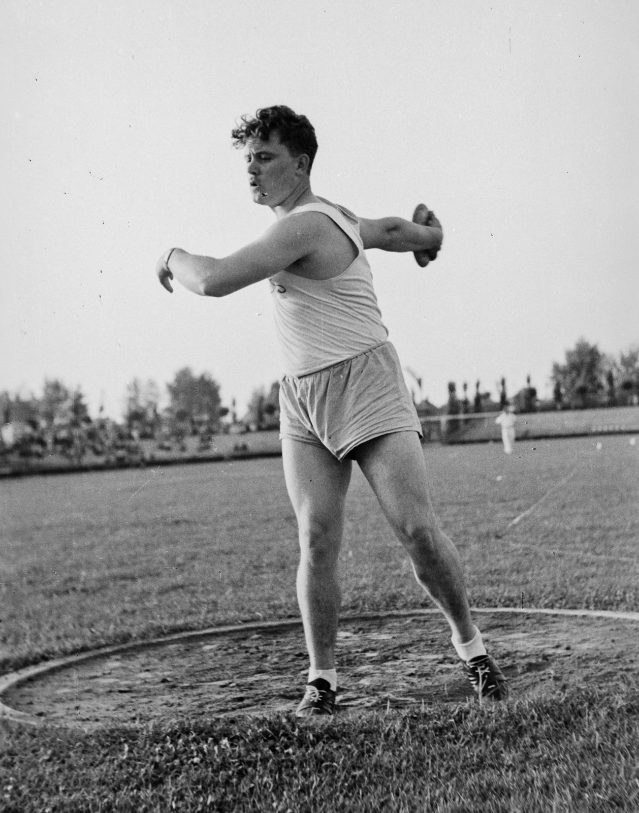 Hungary, Budapest XXI., Csepel, Béke tér, sporttelep, atlétikai OB, Klics Ferenc, kilencszeres magyar bajnok, négyszeres olimpikon diszkoszvető., 1949, Kovács Márton Ernő, athletics, discus throwing, Budapest, celebrity, Fortepan #33553