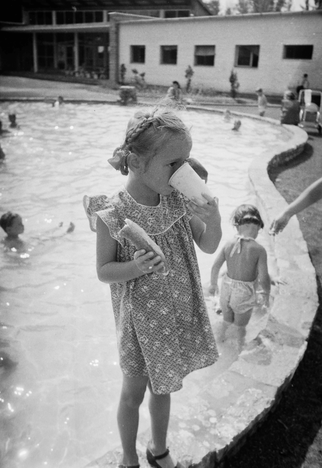 Hungary, Margit Islands, Budapest, úttörőtábor, ma Petőfi Sándor Napközis Tábor., 1949, Kovács Márton Ernő, summer dresses, girl, tress, glass, pool, Fortepan #33559
