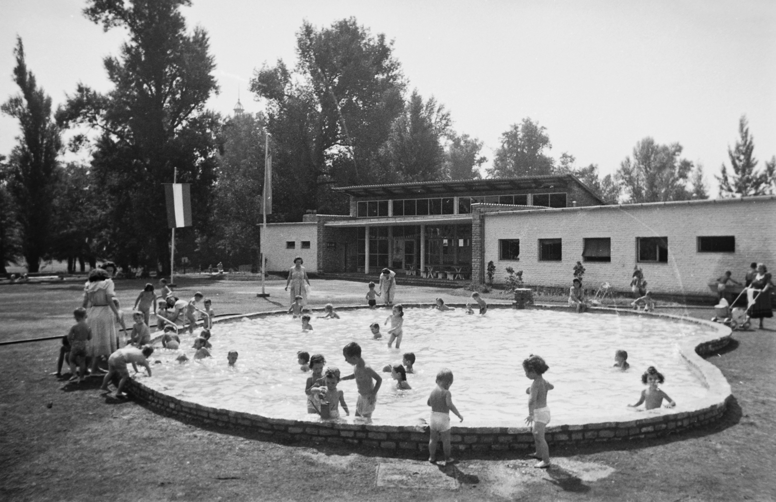 Magyarország, Margitsziget, Budapest, úttörőtábor, ma Petőfi Sándor Napközis Tábor., 1949, Kovács Márton Ernő, gyerekek, medence, Fortepan #33560