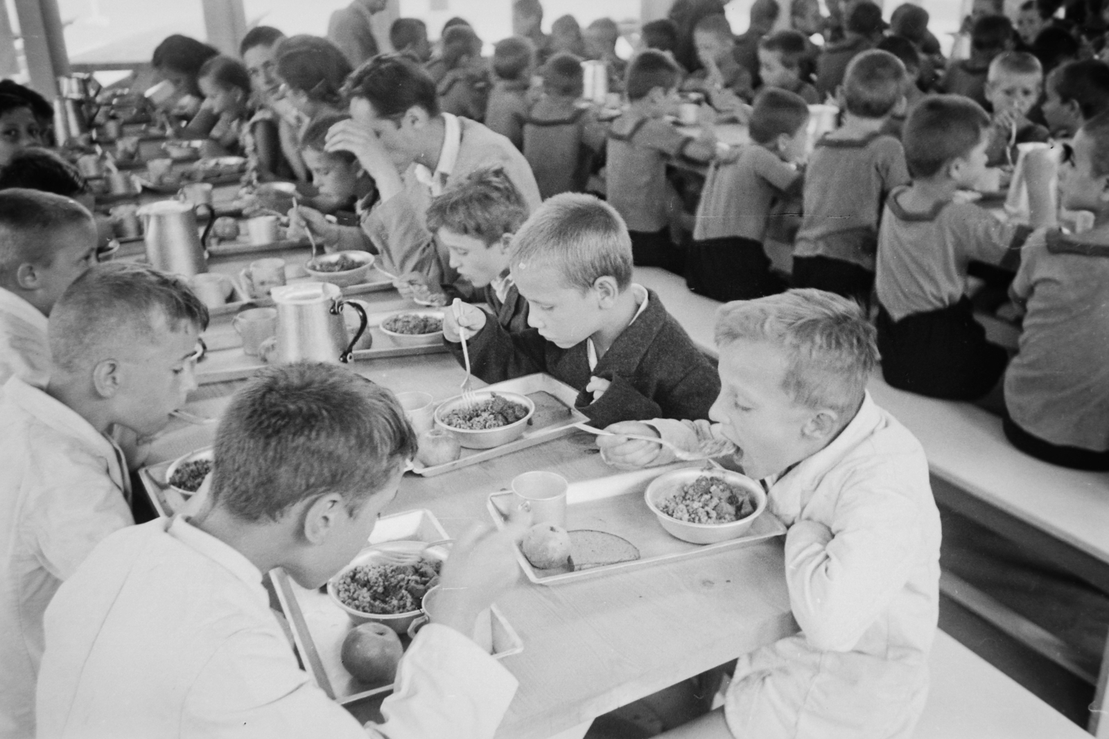 Hungary, Margit Islands, Budapest, úttörőtábor, ma Petőfi Sándor Napközis Tábor., 1949, Kovács Márton Ernő, meal, boys, Fortepan #33563