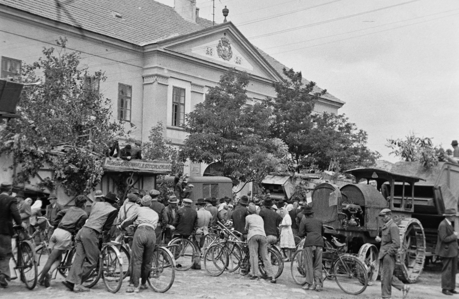 Hungary, Szabadszállás, Kálvin tér, nagygyűlés a Városháza előtt., 1949, Kovács Márton Ernő, bicycle, men, curiosity, Fortepan #33571