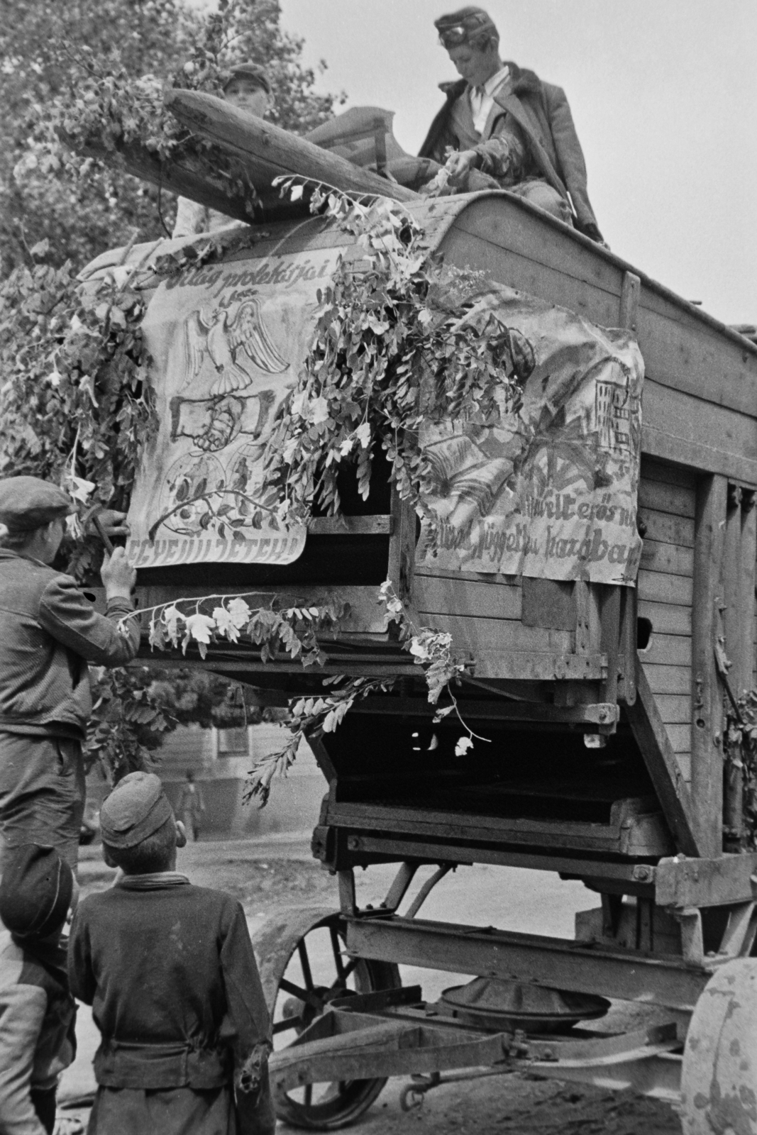 Hungary, Szabadszállás, Kálvin tér, cséplőgép a Városháza előtti nagygyűlésen., 1949, Kovács Márton Ernő, Fortepan #33572