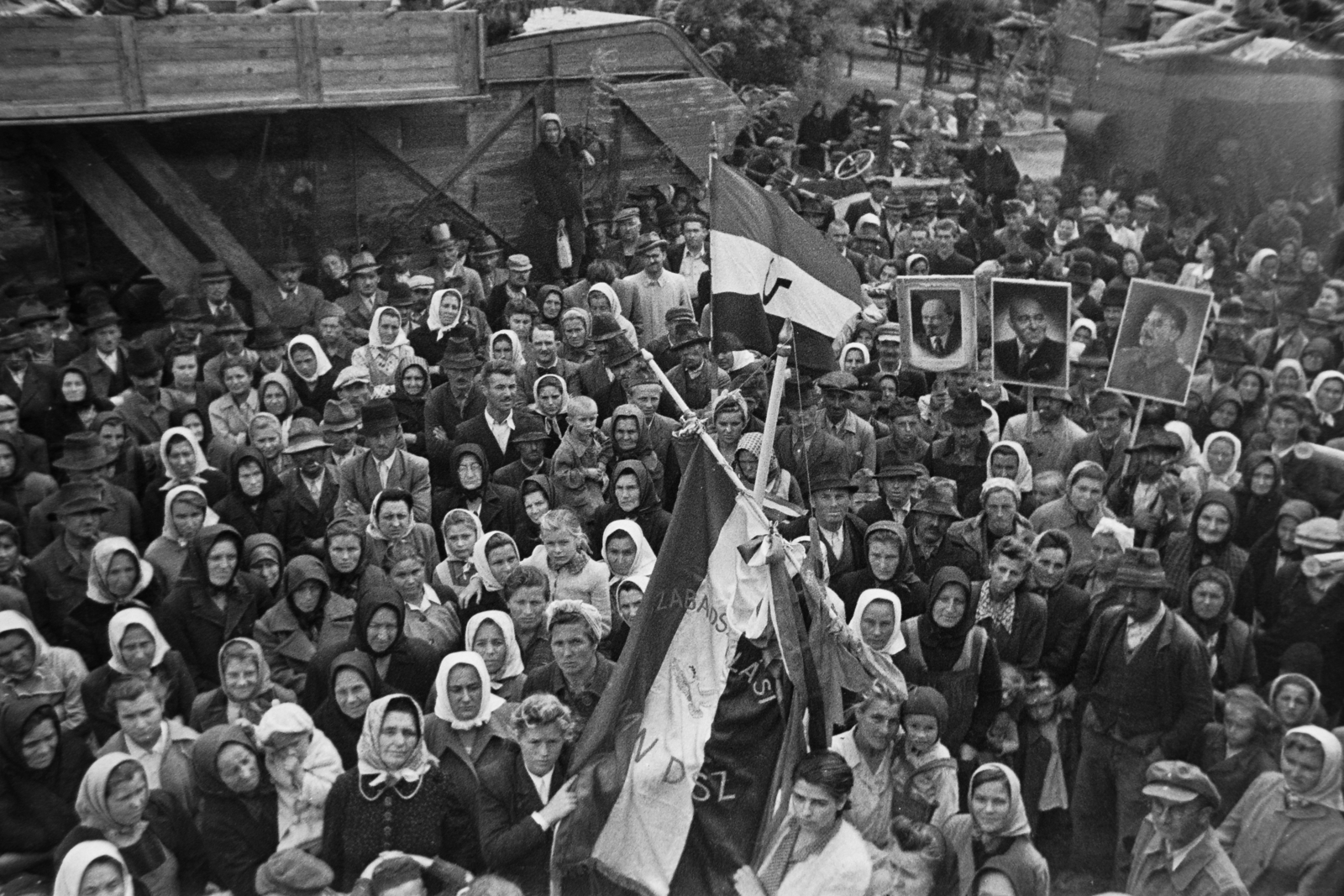 Hungary, Szabadszállás, Kálvin tér, nagygyűlés a Városháza előtt., 1949, Kovács Márton Ernő, flag, mass, Lenin-portrayal, Mátyás Rákosi-portrayal, Joseph Stalin portrayal, Fortepan #33575