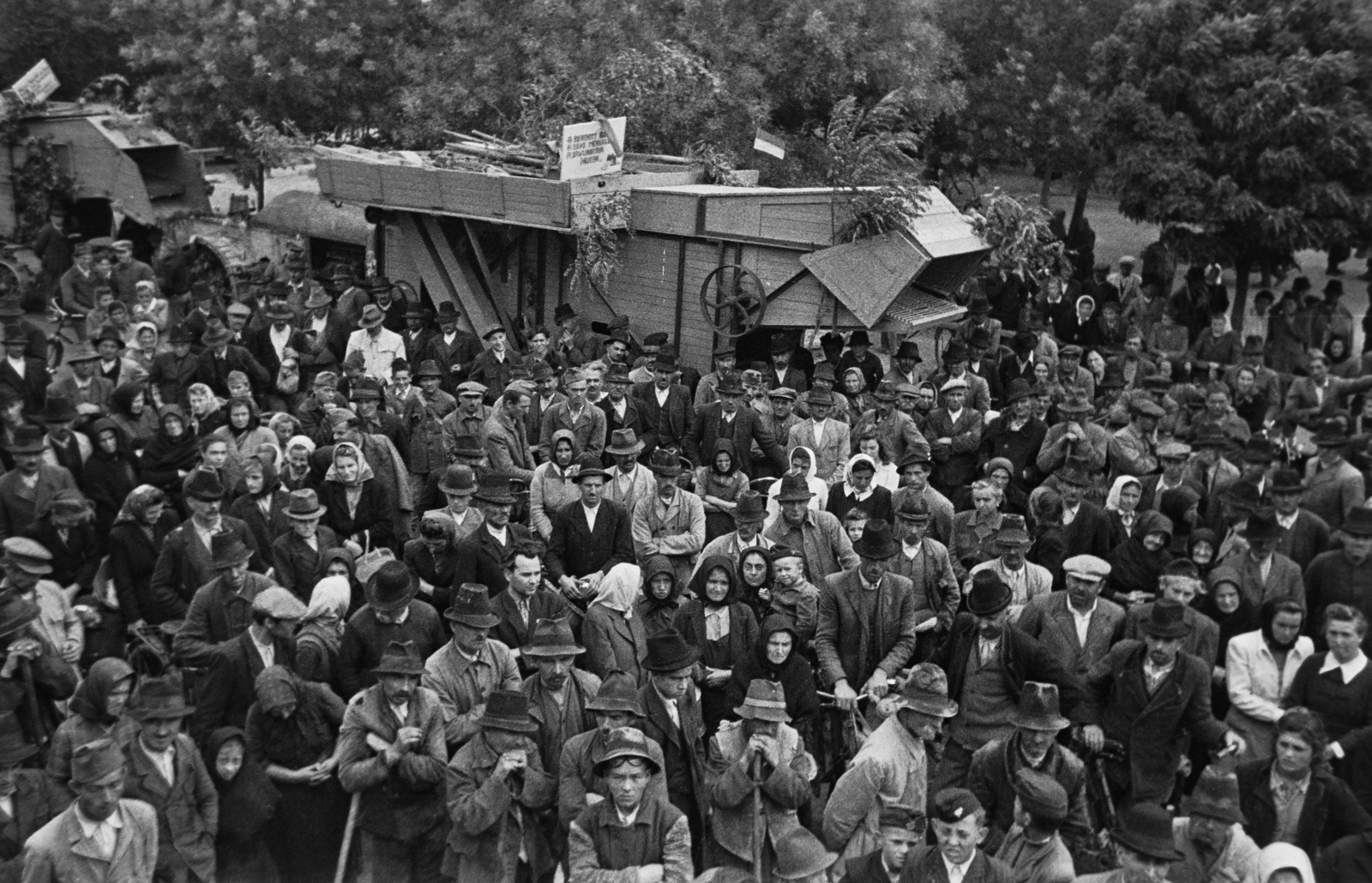 Hungary, Szabadszállás, Kálvin tér, nagygyűlés a Városháza előtt., 1949, Kovács Márton Ernő, mass, waiting, curiosity, Fortepan #33576