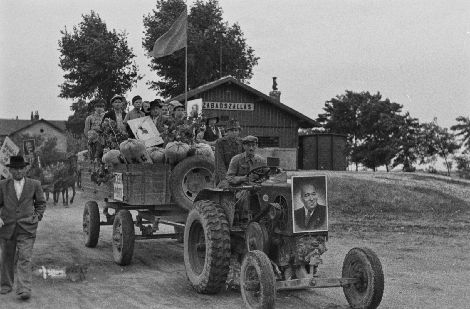 Hungary, Szabadszállás, beszolgáltatás és agitálás a szövetkezetek mellett., 1949, Kovács Márton Ernő, tractor, Mátyás Rákosi-portrayal, farmers' cooperative, surrender, Fortepan #33579