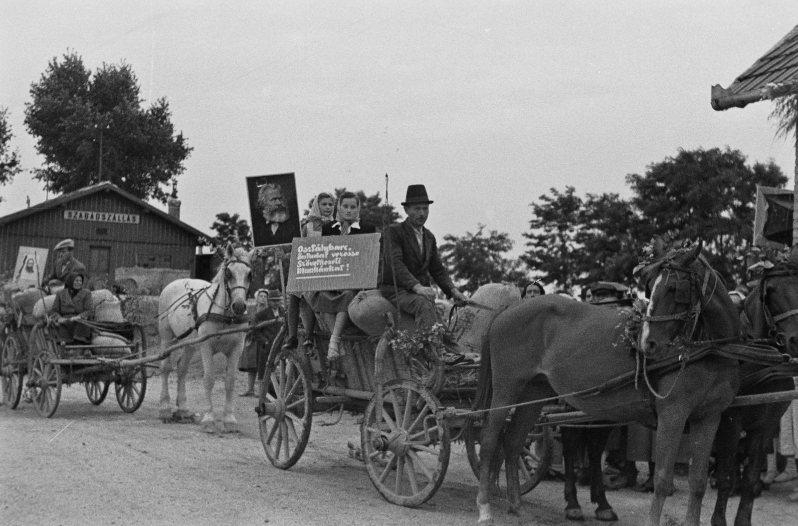 Magyarország, Szabadszállás, beszolgáltatás és agitálás a szövetkezetek mellett., 1949, Kovács Márton Ernő, termelőszövetkezet, lovaskocsi, szekér, Karl Marx-ábrázolás, beszolgáltatás, agitáció, Fortepan #33580