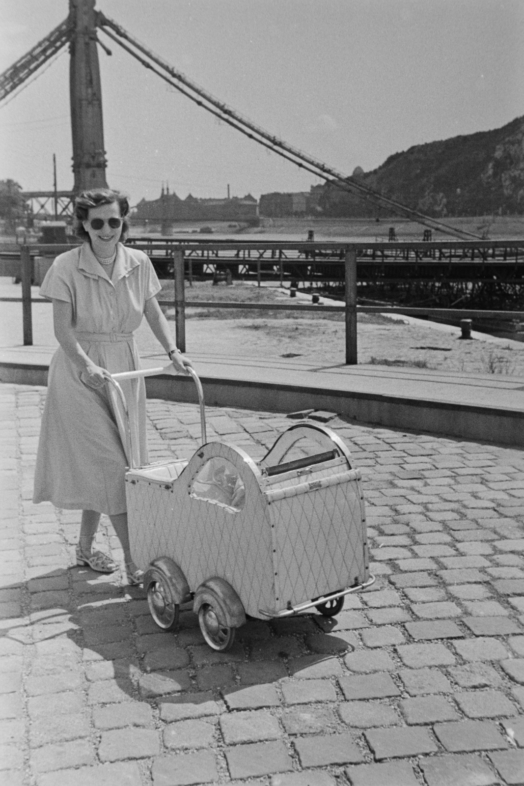 Hungary, Budapest V., pesti alsó rakpart, háttérben a lerombolt Erzsébet híd pesti hídfője., 1949, Kovács Márton Ernő, war damage, baby carriage, wrecked bridge, eclectic architecture, Budapest, suspension bridge, Duna-bridge, Antal Kherndl-design, Aurél Czekelius-design, Fortepan #33584