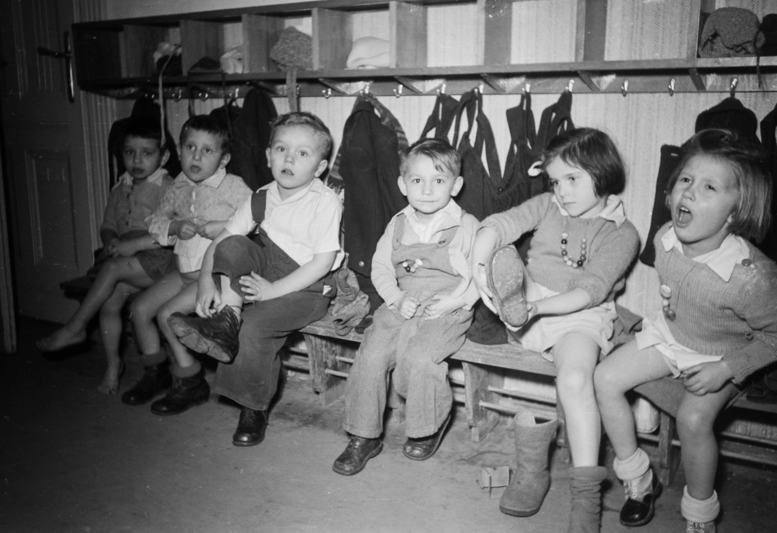 1947, Kovács Márton Ernő, óvoda, gyerekek, öltöző, Fortepan #33588