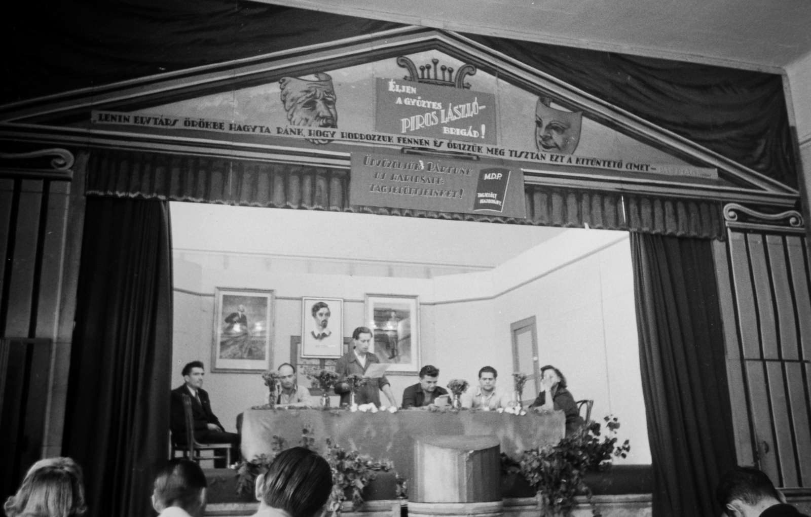 Hungary, Budapest IX., Soroksári út, Közvágóhíd, Kultúrterem. A 6 hónapos szocialista munkaverseny díszünnepsége., 1949, Kovács Márton Ernő, Lenin-portrayal, political decoration, flower, stage, table, Petőfi-portrayal, Budapest, presidency, festive, work competition, Fortepan #33592