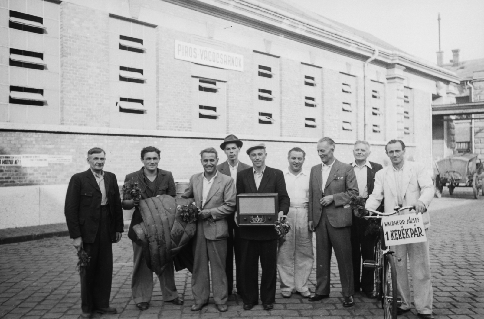 Hungary, Budapest IX., Soroksári út, Közvágóhíd. A 6 hónapos szocialista munkaverseny győztesei jutalmukkal., 1949, Kovács Márton Ernő, Budapest, men, present, work competition, Fortepan #33597