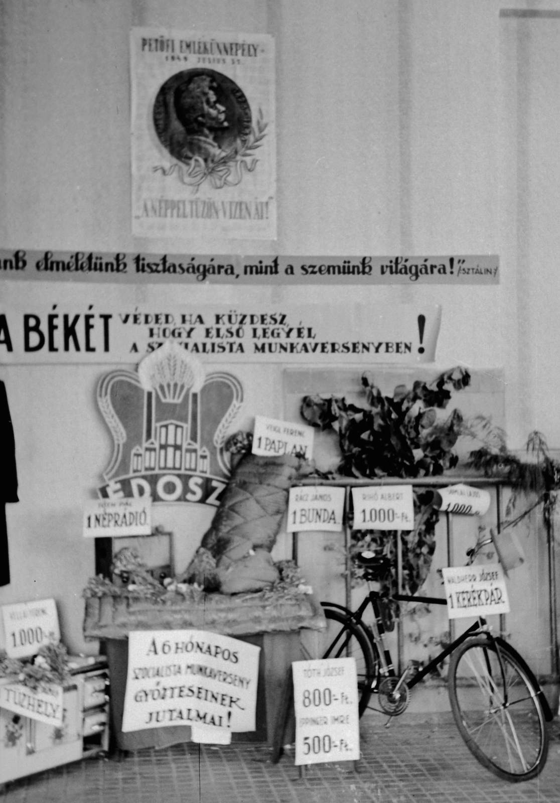 Hungary, Budapest IX., Soroksári út, Közvágóhíd. A 6 hónapos szocialista munkaverseny győzteseinek jutalmai., 1949, Kovács Márton Ernő, Budapest, present, work competition, Fortepan #33601