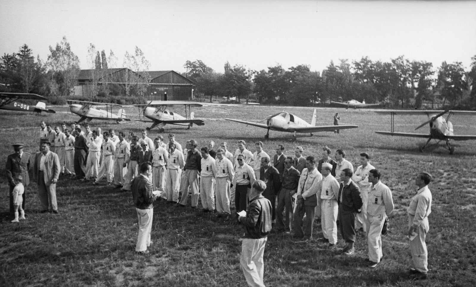 Bücker Bü-131 Csíz duplafedeles repülőgépek és egy Aradó Ar-79 típusú repülőgép., 1949, Kovács Márton Ernő, közlekedés, német gyártmány, pilóta, repülőgép, olasz gyártmány, cseh gyártmány, repülőtér, Fieseler-márka, Bücker-márka, Arado-márka, licenc, Bücker Bü 131, Arado Ar-79, Mráz-márka, Mráz K-65 Čáp, Fortepan #33609