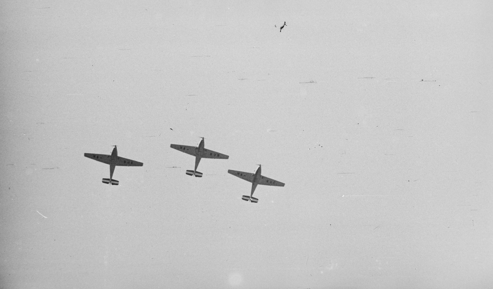 Zlin-381 Fecske típusú repülőgépek hármas köteléke., 1949, Kovács Márton Ernő, közlekedés, csehszlovák gyártmány, repülőgép, Zlin-márka, kötelék, Zlín Z381 Fecske, műrepülés, Fortepan #33612
