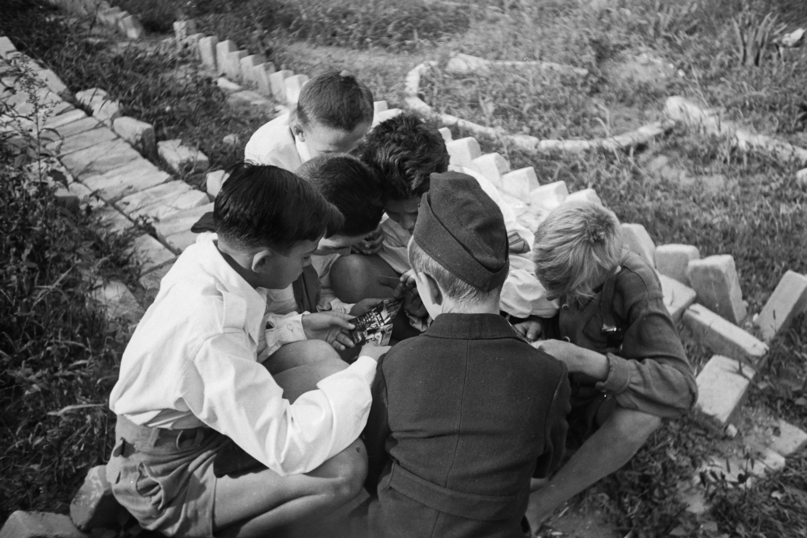 1949, Kovács Márton Ernő, squatting, boys, sitting on the ground, secret, Fortepan #33618