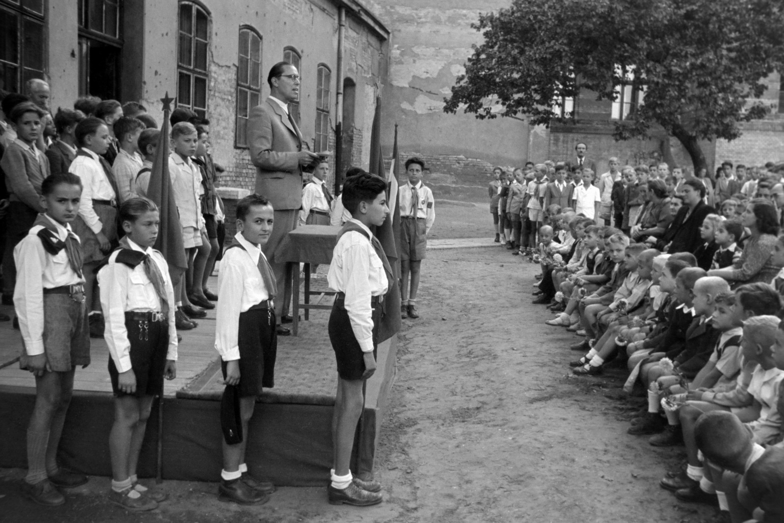 Magyarország, Budapest XIV., a Hermina út 23. Általános Iskola udvara., 1949, Kovács Márton Ernő, iskola, úttörő, Budapest, ünnepség, Fortepan #33629