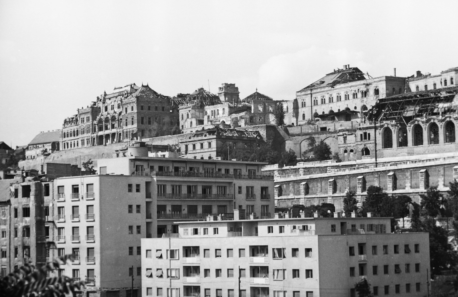 Hungary, Budapest I., József főhercegi palota, az Istállóépület és a Lovarda romjai a Tabán felől, előtérben az Attila út 33. (Attila körút 4.)., 1949, Kovács Márton Ernő, Budapest, modern architecture, palace, war damage, damaged building, Fortepan #33634