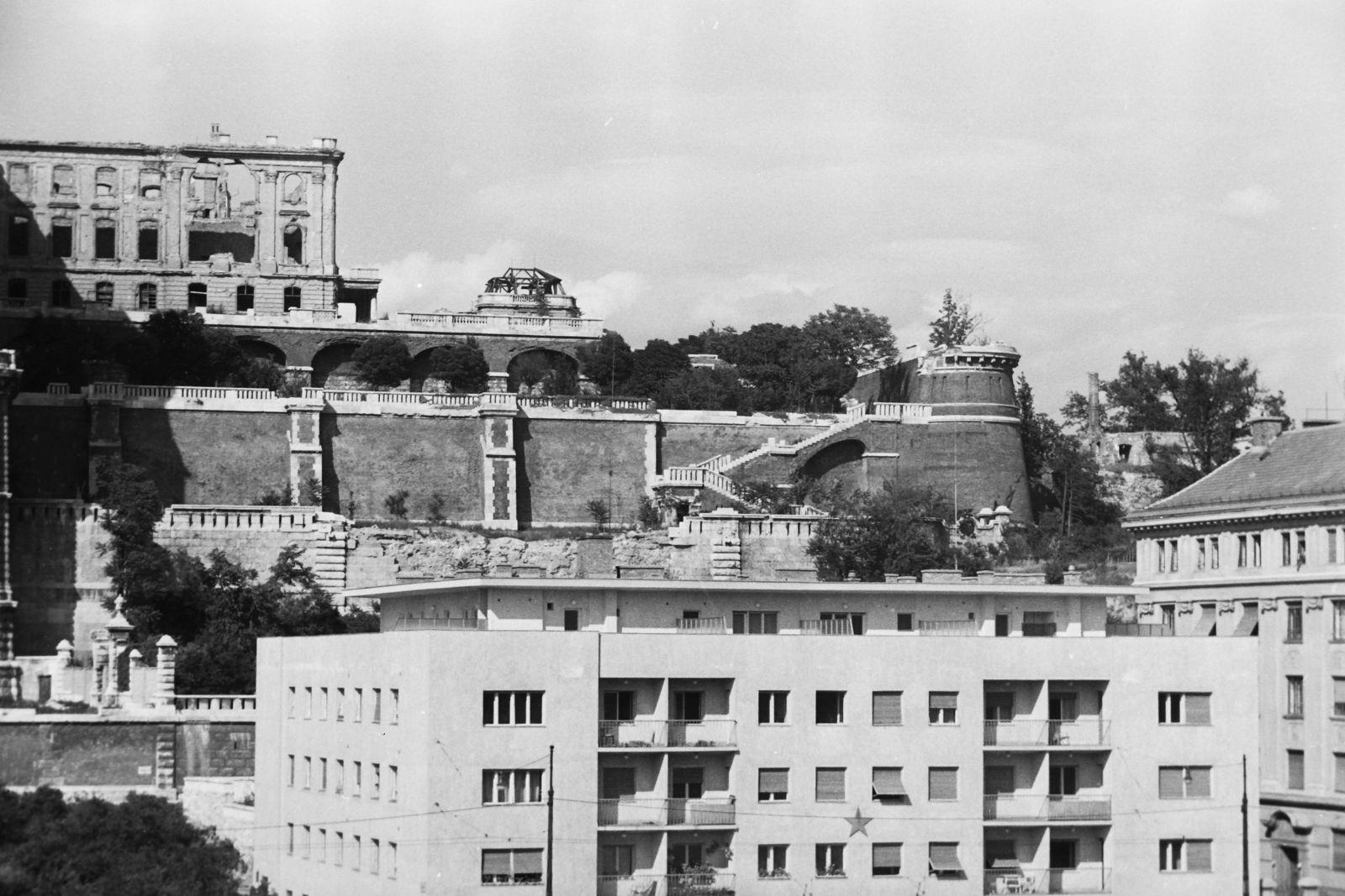 Hungary, Budapest I., A Királyi Palota (később Budavári Palota) a Tabán felől, előtérben az Attila út 31. (Attila körút 6-10.)., 1949, Kovács Márton Ernő, Budapest, modern architecture, palace, house, damaged building, Fortepan #33635