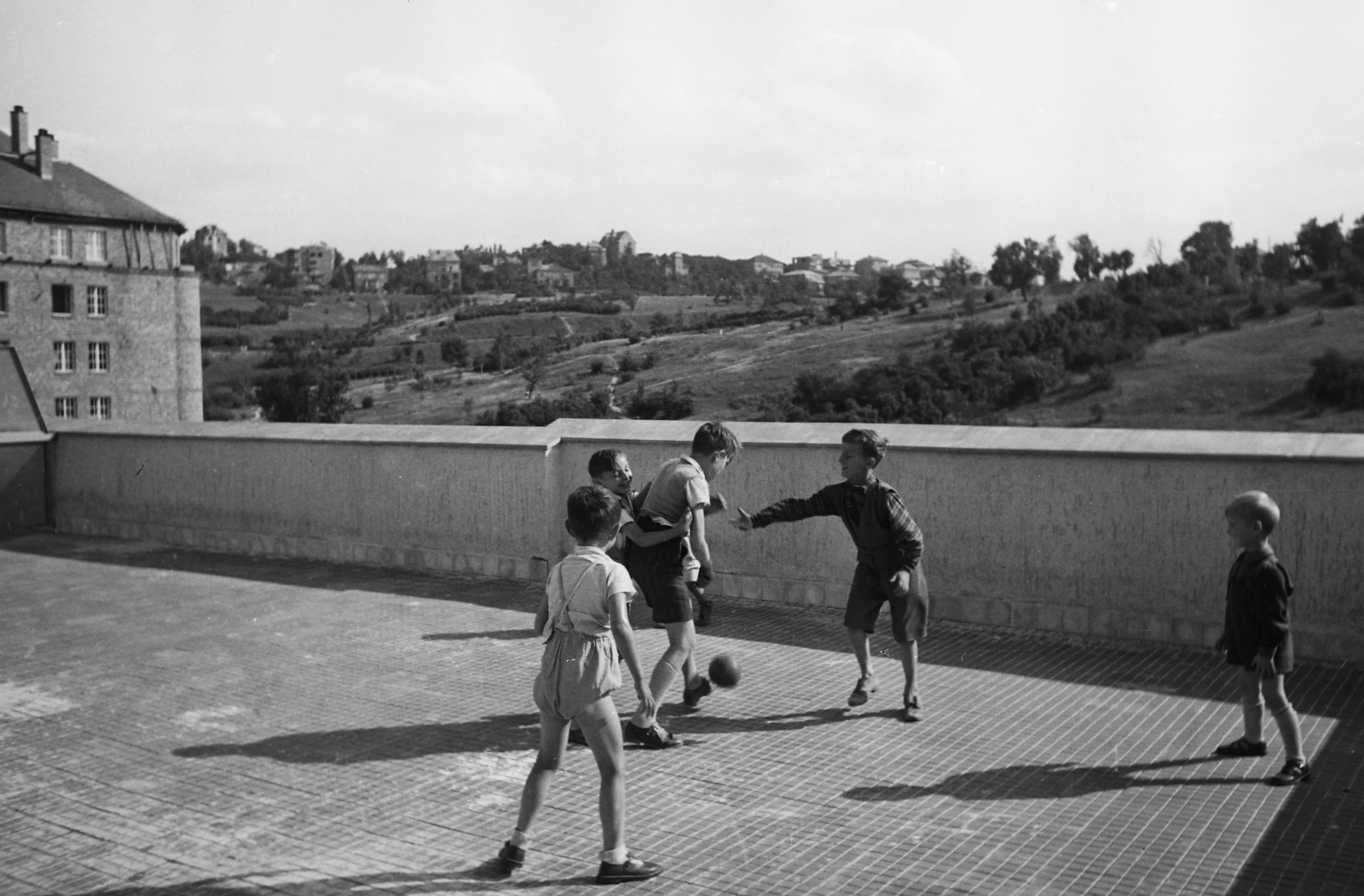 Hungary, Tabán, Budapest I., Attila út 31. (Attila körút 6-10.) tetőterasz. Balra a Bethlen-udvar, háttérben a Tabán., 1949, Kovács Márton Ernő, terrace, Budapest, boys, soccer ball, Fortepan #33637