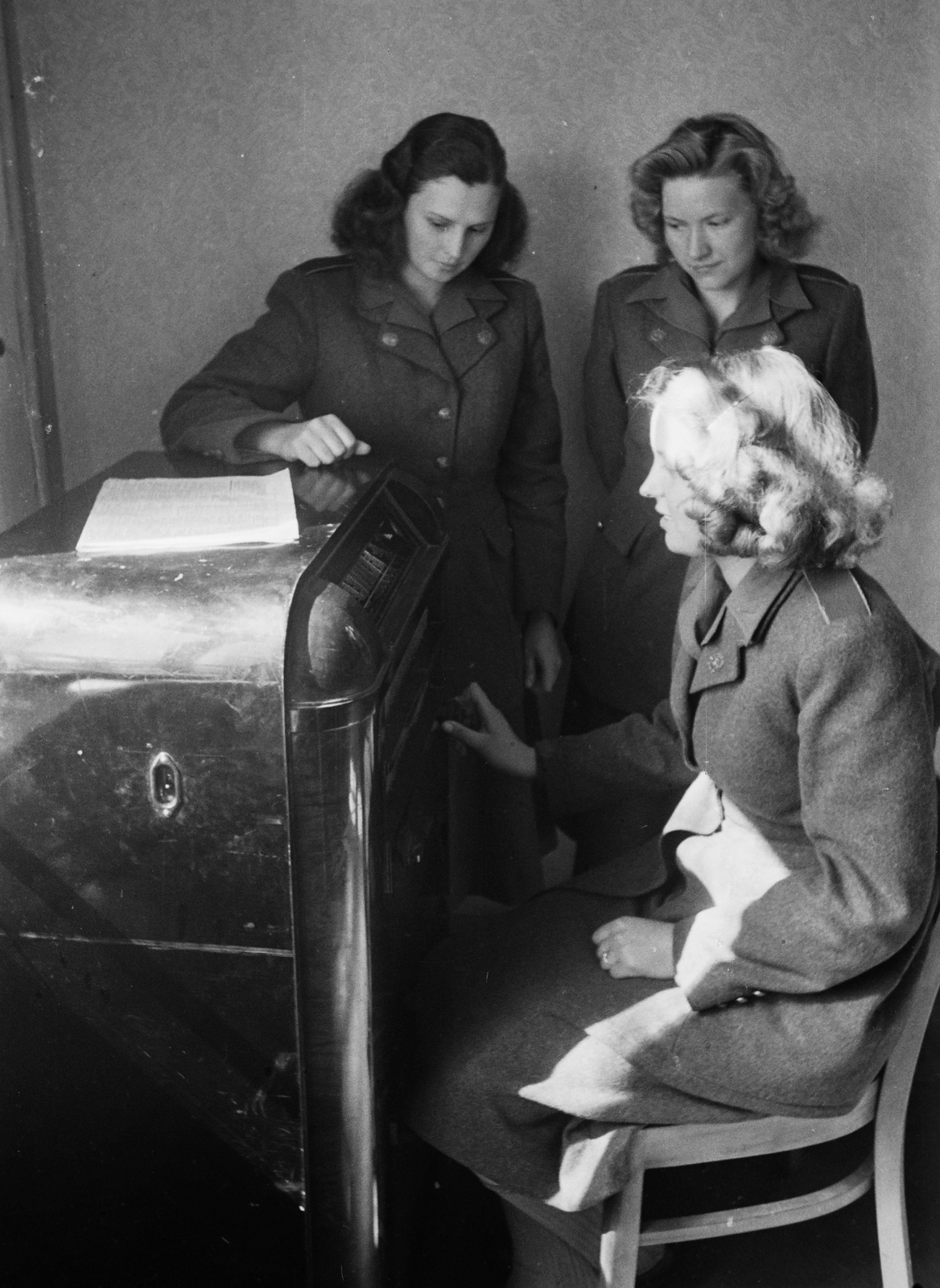 Hungary, Budapest X., Harmat utca 202., Pénzügyőri Iskola. Az első női pénzügyőr előképző szaktanfolyam résztvevői., 1949, Kovács Márton Ernő, Budapest, women, financial guard, education, Fortepan #33640