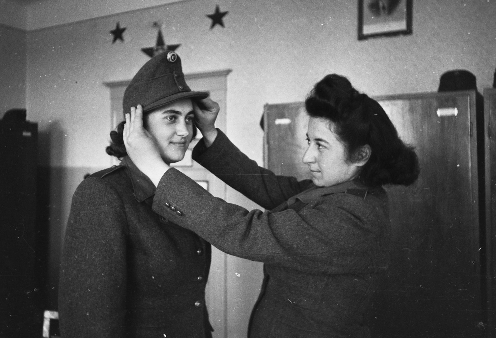 Hungary, Budapest X., Harmat utca 202., Pénzügyőri Iskola. Az első női pénzügyőr előképző szaktanfolyam résztvevői., 1949, Kovács Márton Ernő, Budapest, uniform, women, financial guard, door, Fortepan #33642