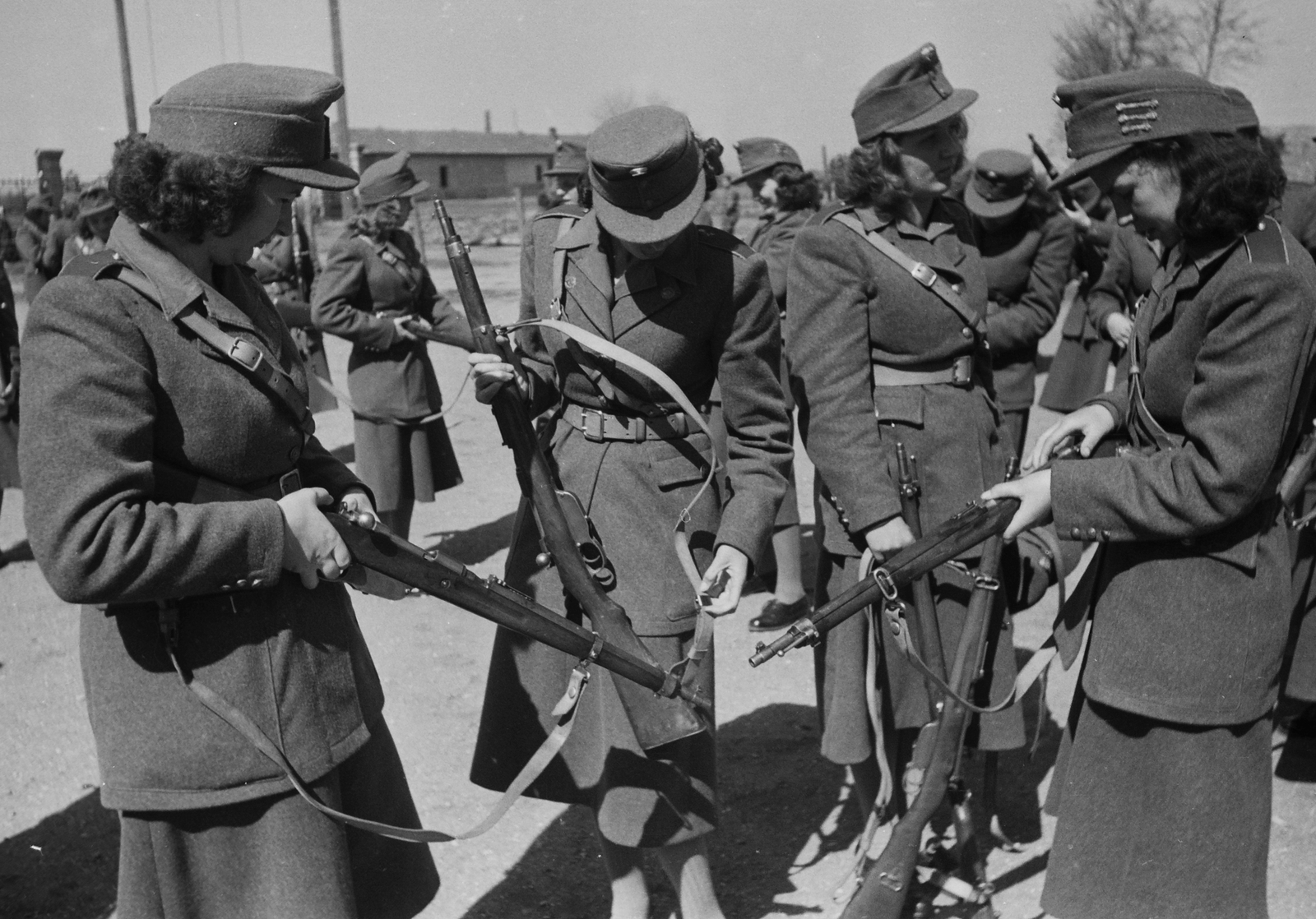 Hungary, Budapest X., Harmat utca 202., Pénzügyőri Iskola. Az első női pénzügyőr előképző szaktanfolyam résztvevőinek gyakorlata., 1949, Kovács Márton Ernő, Budapest, uniform, women, financial guard, weapon, gun, Fortepan #33643