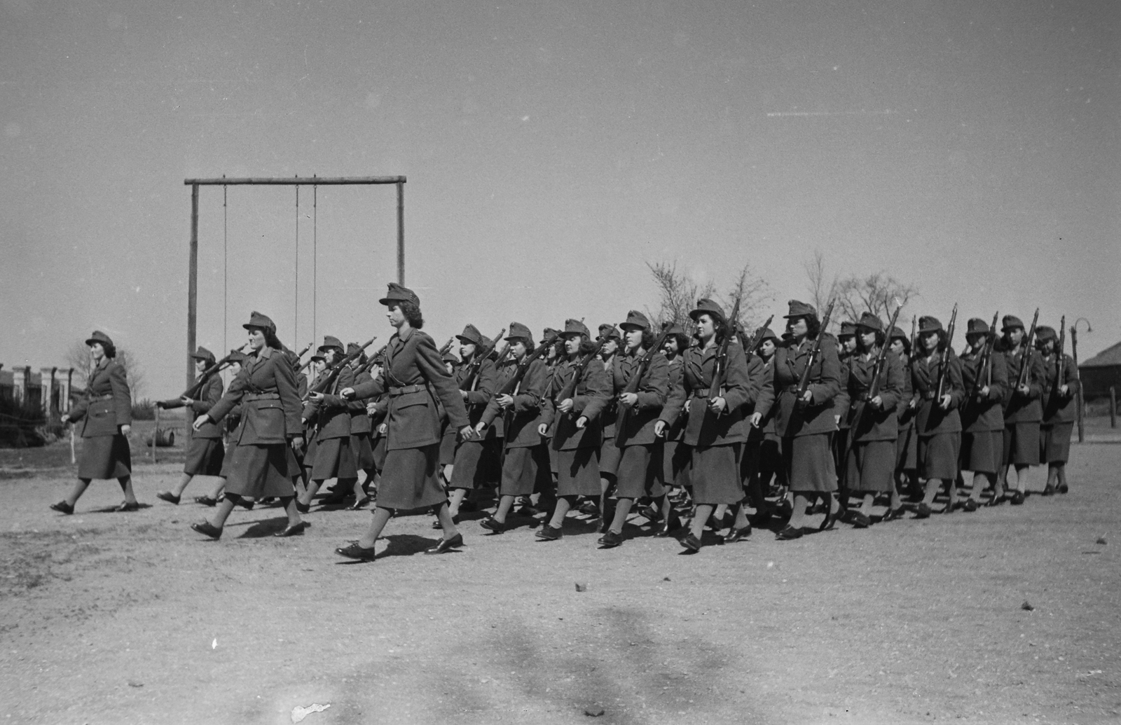 Hungary, Budapest X., Harmat utca 202., Pénzügyőri Iskola. Az első női pénzügyőr előképző szaktanfolyam résztvevőinek gyakorlata., 1949, Kovács Márton Ernő, Budapest, women, financial guard, practice, education, uniform, weapon, gun, Fortepan #33644
