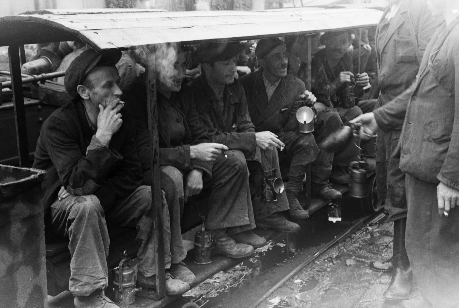 Hungary, Dorog, bányászokat szállító népesvonat., 1949, Kovács Márton Ernő, railway, mining, smoking, safety lamp, men, Fortepan #33651