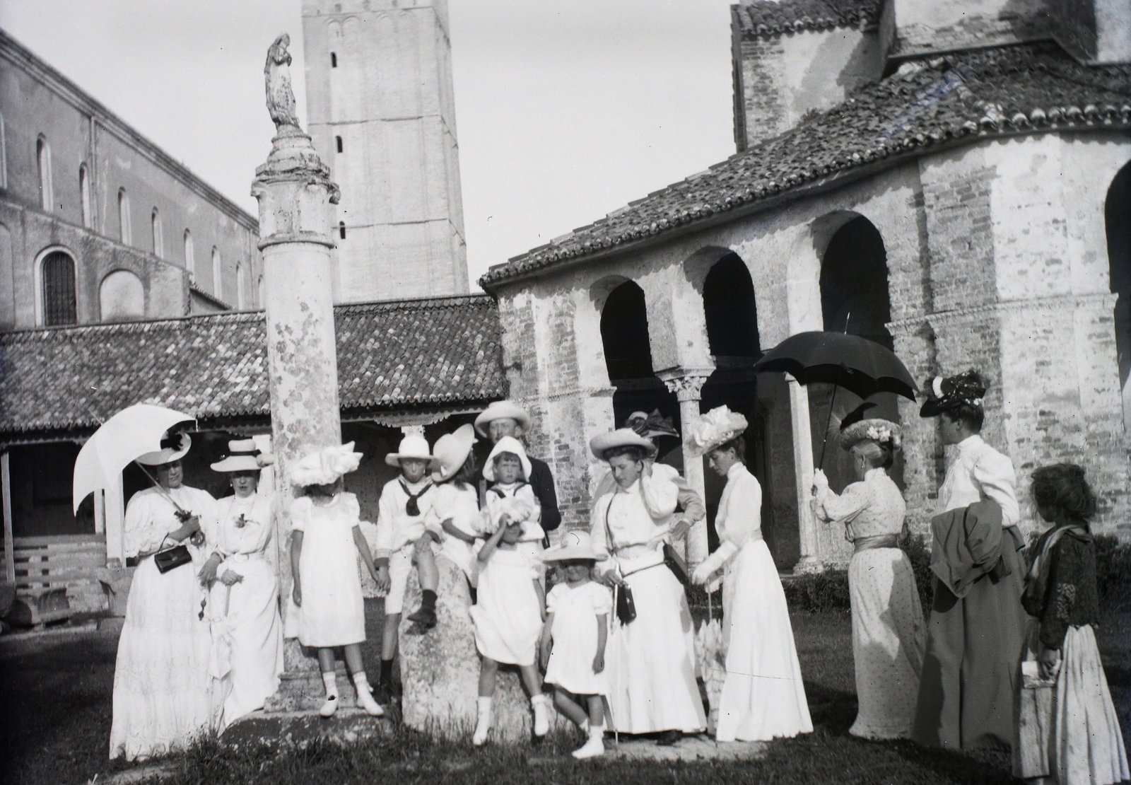 Olaszország, Velence, Torcello, a háttérben balra a Santa Maria Assunta Katedrális, jobbra a Santa Fosca templom., 1907, Zichy, fehér ruha, napernyő, Fortepan #33659