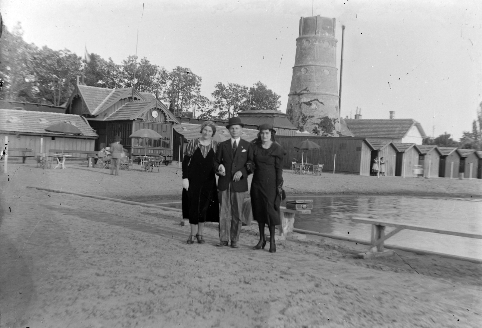 Magyarország, Orosháza,Gyopárosfürdő, háttérben a víztorony., 1930, Fortepan, zászló, csoportkép, víztorony, Fortepan #33665