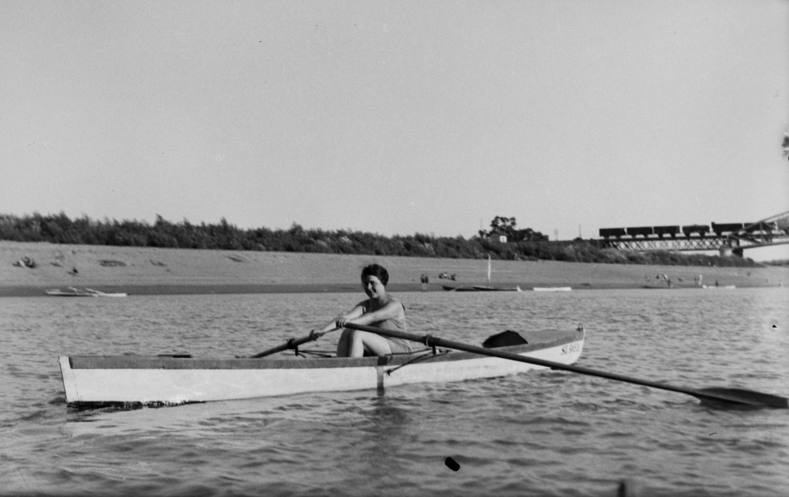 Hungary, Tisza, háttérben a Szentes - Csongrád közötti híd Csongrádi hídfője., 1935, Fortepan, paddling, Fortepan #33668