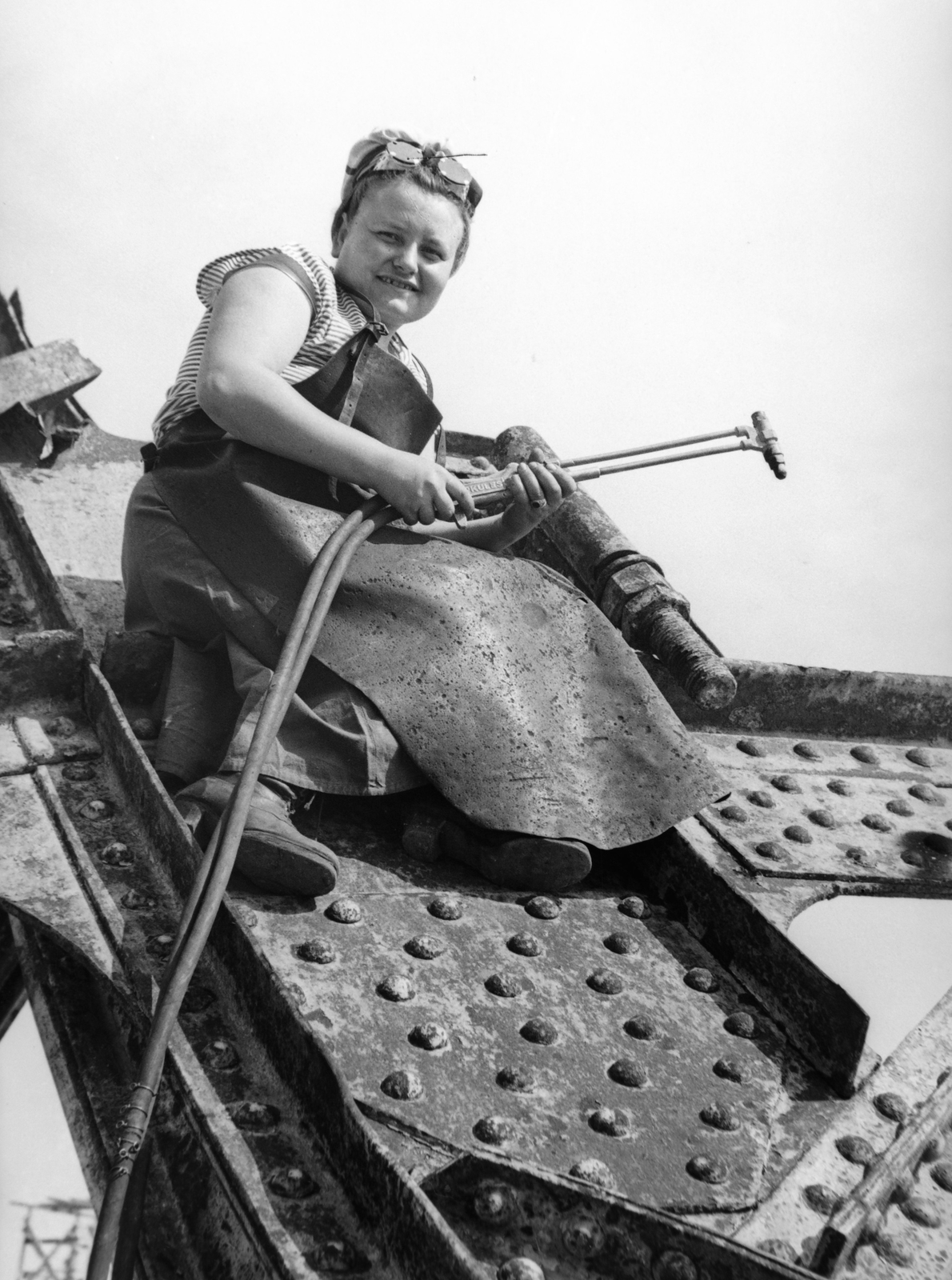 Hungary, Budapest I., hegesztő-lángvágó szakmunkásnő az Erzsébet híd elemén., 1949, Kovács Márton Ernő, wrecked bridge, working woman, eclectic architecture, Budapest, suspension bridge, Antal Kherndl-design, Aurél Czekelius-design, bridge, welding, Fortepan #33678