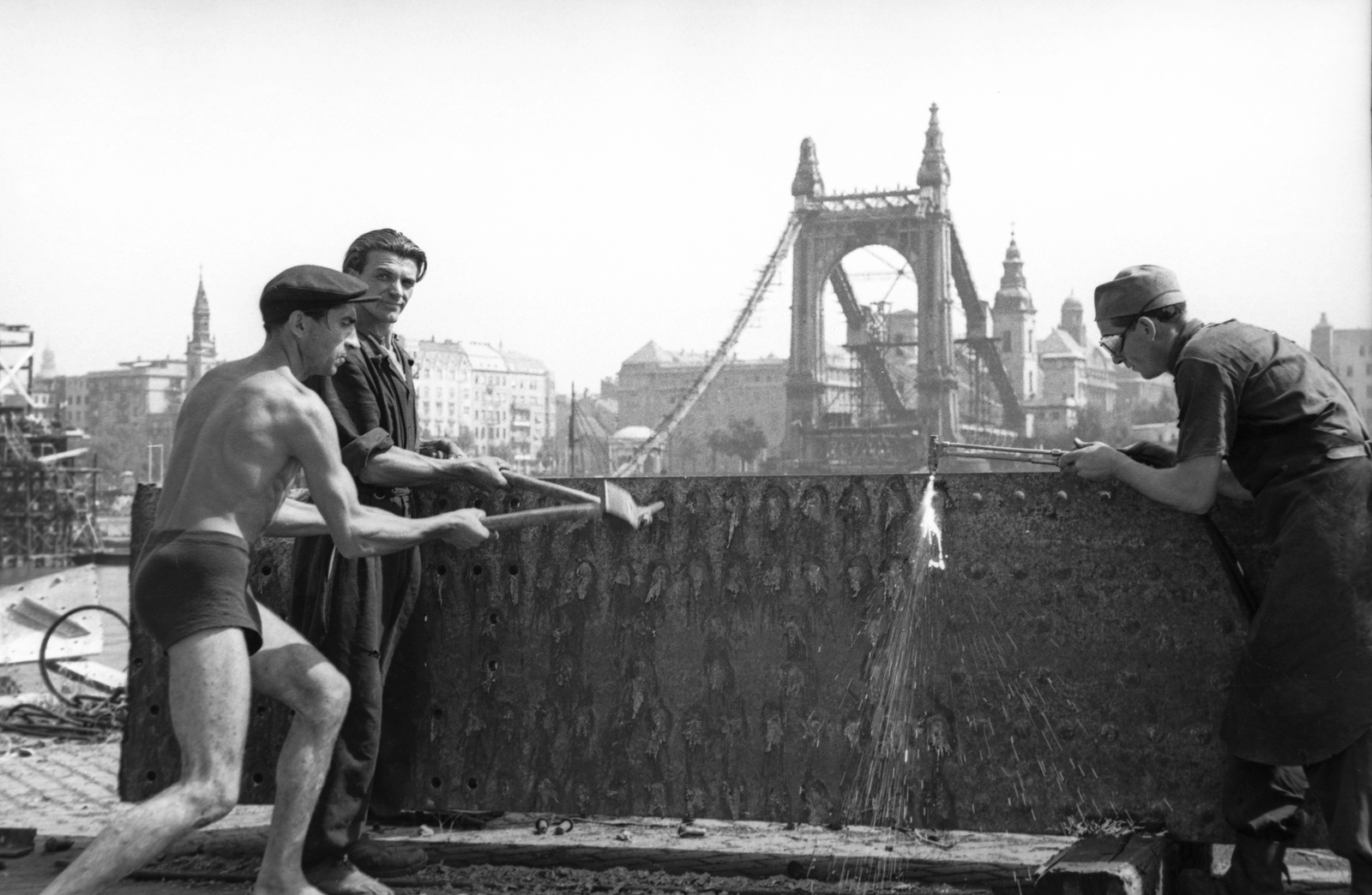 Hungary, Budapest I., munkások a budai alsó rakparton darabolják Erzsébet híd elemét., 1949, Kovács Márton Ernő, wrecked bridge, Danube, eclectic architecture, Budapest, suspension bridge, Antal Kherndl-design, Aurél Czekelius-design, men, church, worker, tower, Fortepan #33679