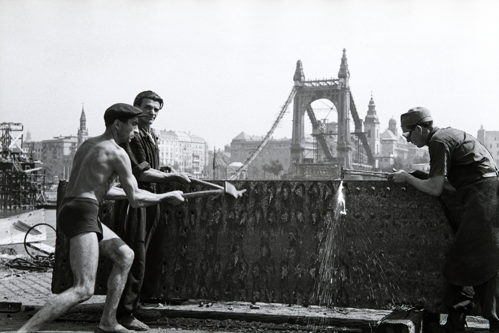 Hungary, Budapest I., munkások a budai alsó rakparton darabolják Erzsébet híd elemét., 1949, Kovács Márton Ernő, worker, wrecked bridge, Danube, eclectic architecture, Budapest, suspension bridge, Antal Kherndl-design, Aurél Czekelius-design, men, Fortepan #33680