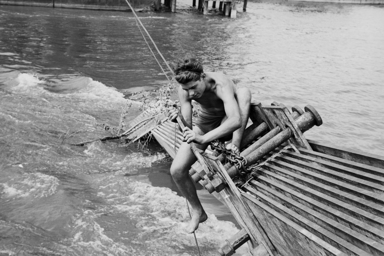 Hungary, Budapest, az Erzsébet híd láncszerkezetének kiemelését végző munkás., 1949, Kovács Márton Ernő, war damage, wrecked bridge, barefoot, eclectic architecture, suspension bridge, half-naked, Duna-bridge, Antal Kherndl-design, Aurél Czekelius-design, Fortepan #33682