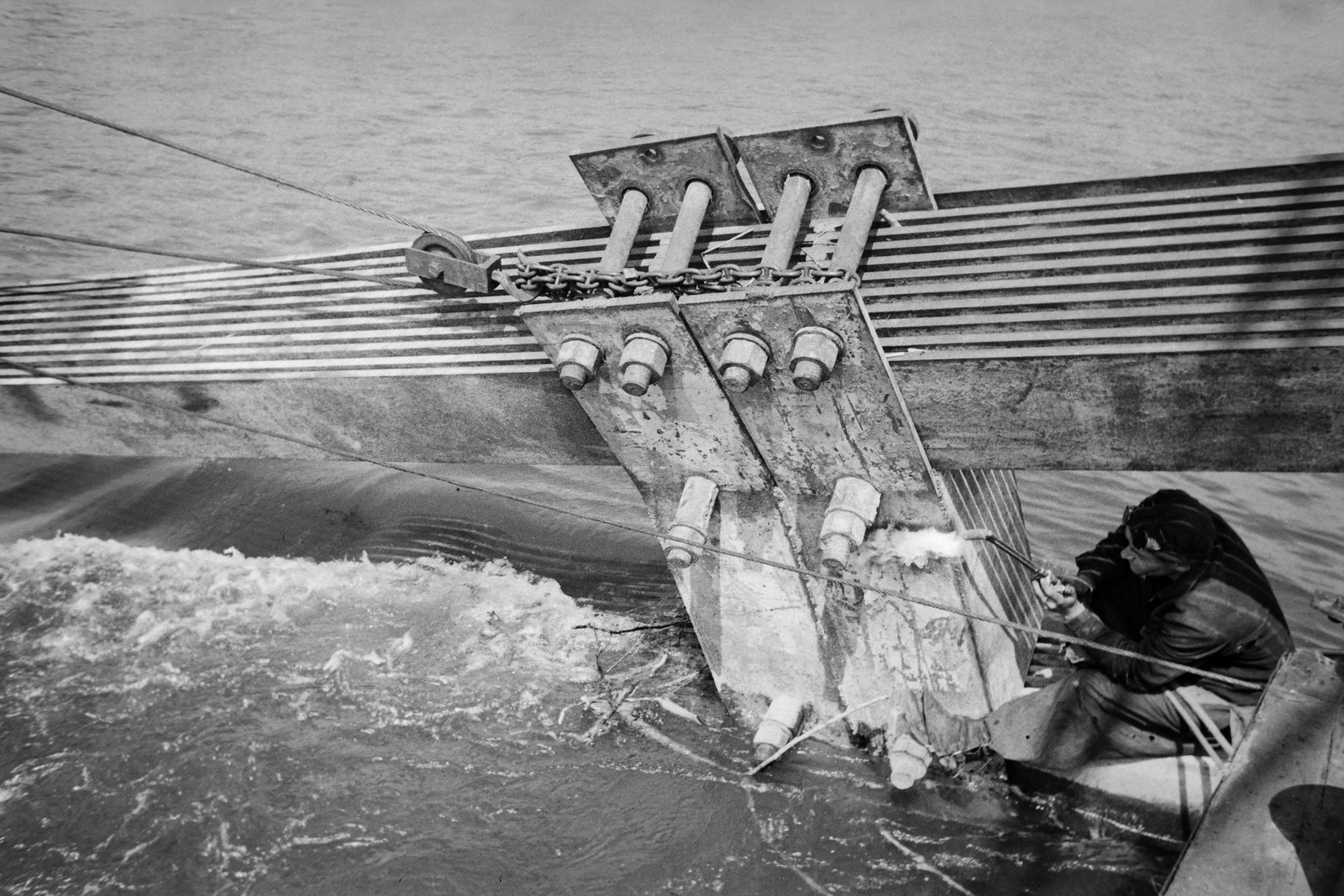 Hungary, Budapest, munkában a hegesztő-lángvágó szakmunkás, az Erzsébet híd láncszerkezetét darabolja., 1949, Kovács Márton Ernő, war damage, wrecked bridge, eclectic architecture, suspension bridge, Duna-bridge, Antal Kherndl-design, Aurél Czekelius-design, Fortepan #33684