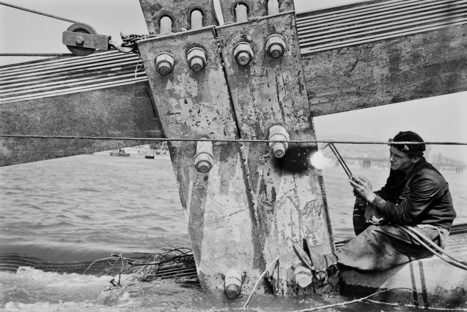 Hungary, Budapest, munkában a hegesztő-lángvágó szakmunkás, az Erzsébet híd láncszerkezetét darabolja., 1949, Kovács Márton Ernő, war damage, wrecked bridge, eclectic architecture, suspension bridge, Duna-bridge, Antal Kherndl-design, Aurél Czekelius-design, Fortepan #33685