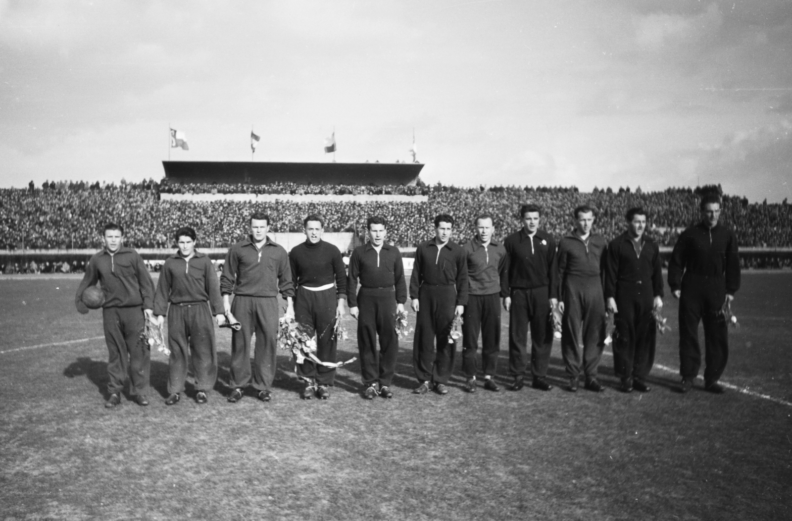 Czech Republik, Prague, Csehszlovákia - Magyarország (5:2) válogatott labdarúgó-mérkőzés. A magyar csapat: Puskás Ferenc, Sándor Károly, Szusza Ferenc, Turai István, Zakariás József, Bozsik József, Balogh II Sándor, Deák Ferenc, Börzsei János, Rudas Ferenc, Szilágyi I Gyula., 1949, Kovács Márton Ernő, Czechoslovakia, soccer team, Fortepan #33692
