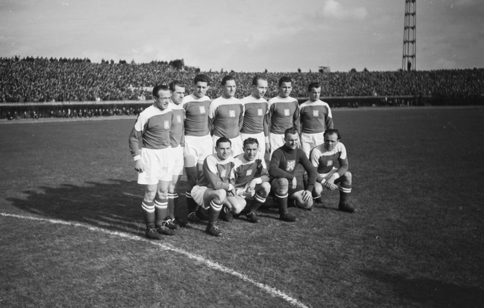 Czech Republik, Prague, Csehszlovákia - Magyarország (5:2) válogatott labdarúgó-mérkőzés. A csehszlovák csapat játékosai: a felső sorban Ladislav Hlaváček, Jiří Rubáš, Emil Pažický, Josef Bican, Vlastimil Pokorný, Jozef Marko, Simanszky Géza, az alsó sorban Vlastimil Preis, Jiří Trnka, Václav Morávek és Stanislav Kocourek., 1949, Kovács Márton Ernő, Czechoslovakia, soccer team, Fortepan #33693