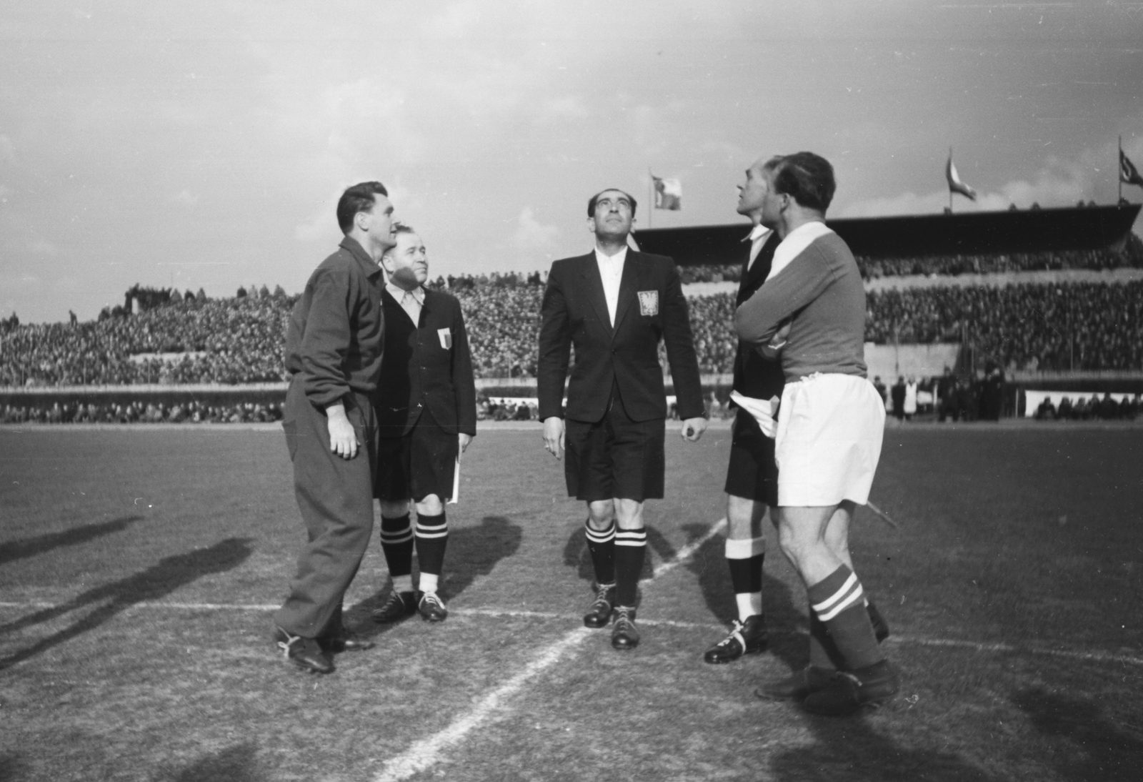 Czech Republik, Prague, Csehszlovákia - Magyarország (5:2) válogatott labdarúgó-mérkőzés. Melegítőben Szusza Ferenc csapatkapitány., 1949, Kovács Márton Ernő, Czechoslovakia, football, referee, Fortepan #33696