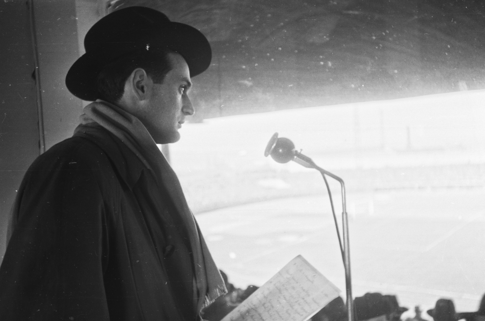 Czech Republik, Prague, Csehszlovákia - Magyarország (5:2) válogatott labdarúgó-mérkőzés, Szepesi György sportriporter., 1949, Kovács Márton Ernő, Czechoslovakia, microphone, reporter, Fortepan #33699