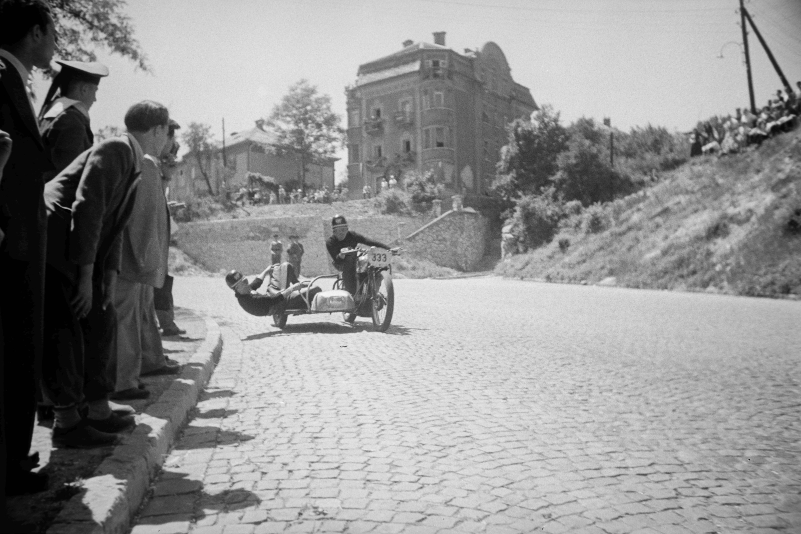 Hungary, Budapest II., Pusztaszeri út, háttérben balra a 7/a, jobbra az 5/b számú épület. Gyorsasági motorverseny, Balczer Ottó - Scheller Mátyás páros NSU 600-as motoron., 1949, Kovács Márton Ernő, Budapest, motorcycle race, Fortepan #33706