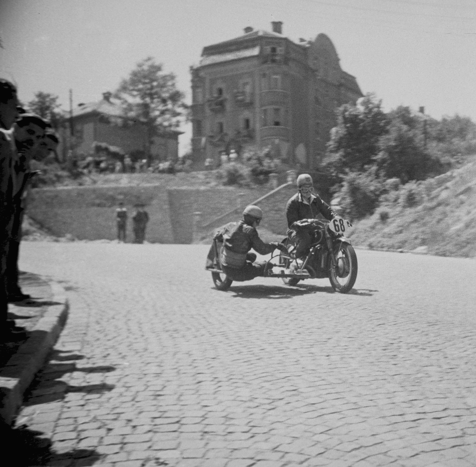 Hungary, Budapest II., Pusztaszeri út, háttérben balra a 7/a, jobbra az 5/b számú épület. Gyorsasági motorverseny., 1949, Kovács Márton Ernő, Budapest, motorcycle race, Fortepan #33707