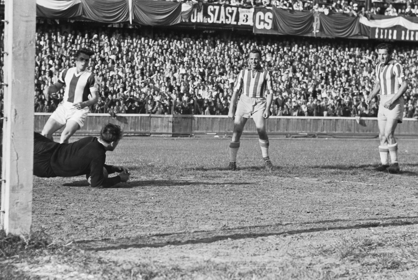 Hungary, Budapest IX., Üllői út, FTC stadion, Ferencváros - Újpest (4:3) Népszava serleg döntő mérkőzés. Henni vetődve hárít Halasi-Hradszky elől. Kéri és Rudas figyelik a jelenetet., 1949, Kovács Márton Ernő, Budapest, celebrity, football, goalkeeper, Fortepan #33710