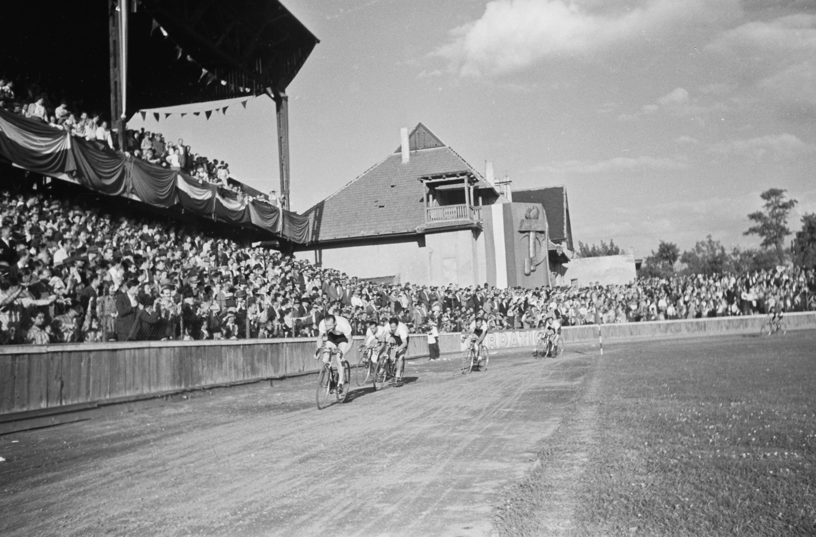 Hungary, Budapest IX., Üllői út, FTC stadion, kerékpár verseny a Ferencváros - Újpest (4:3) Népszava serleg döntő mérkőzés szünetében., 1949, Kovács Márton Ernő, Budapest, bicycle race, stadium, racing bicycle, Fortepan #33712