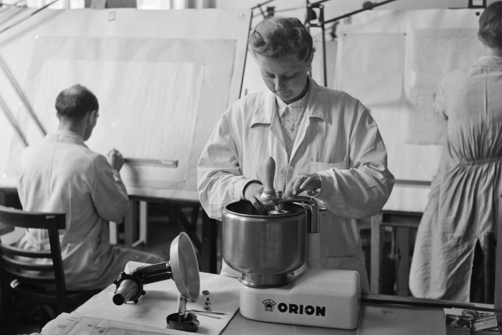 Hungary, Budapest IV., Újpest, Váci út 77. ORION Rádió és Villamossági Vállalat, fejlesztőmérnökök univerzális háztartási gépet tesztelnek., 1949, Kovács Márton Ernő, factory, light industry, Orion-brand, Budapest, Fortepan #33733
