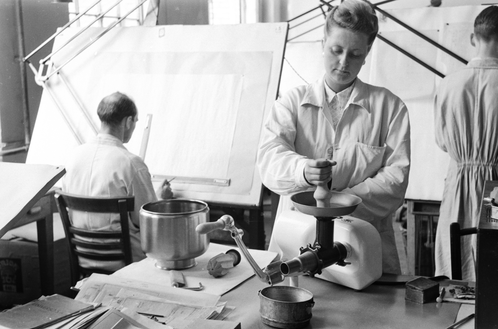 Hungary, Budapest IV., Újpest, Váci út 77. ORION Rádió és Villamossági Vállalat, fejlesztőmérnökök univerzális háztartási gépet tesztelnek., 1949, Kovács Márton Ernő, Orion-brand, Budapest, Fortepan #33734