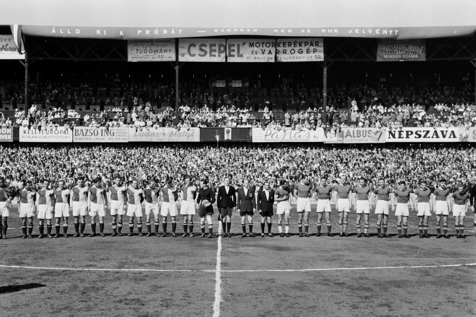 Hungary, Budapest IX., Üllői út, FTC stadion, Ferencváros - Slavia (8:3) húsvéti torna meccs. A Fradi balról: Rudas, Kispéter, Deák, Csanádi, Szabó I, Horváth Ö., Czibor, Budai II, Kocsis, Lakat, Henni (nem látszik)., 1949, Kovács Márton Ernő, football, fan, auditorium, stadium, Budapest, soccer team, Fortepan #33746