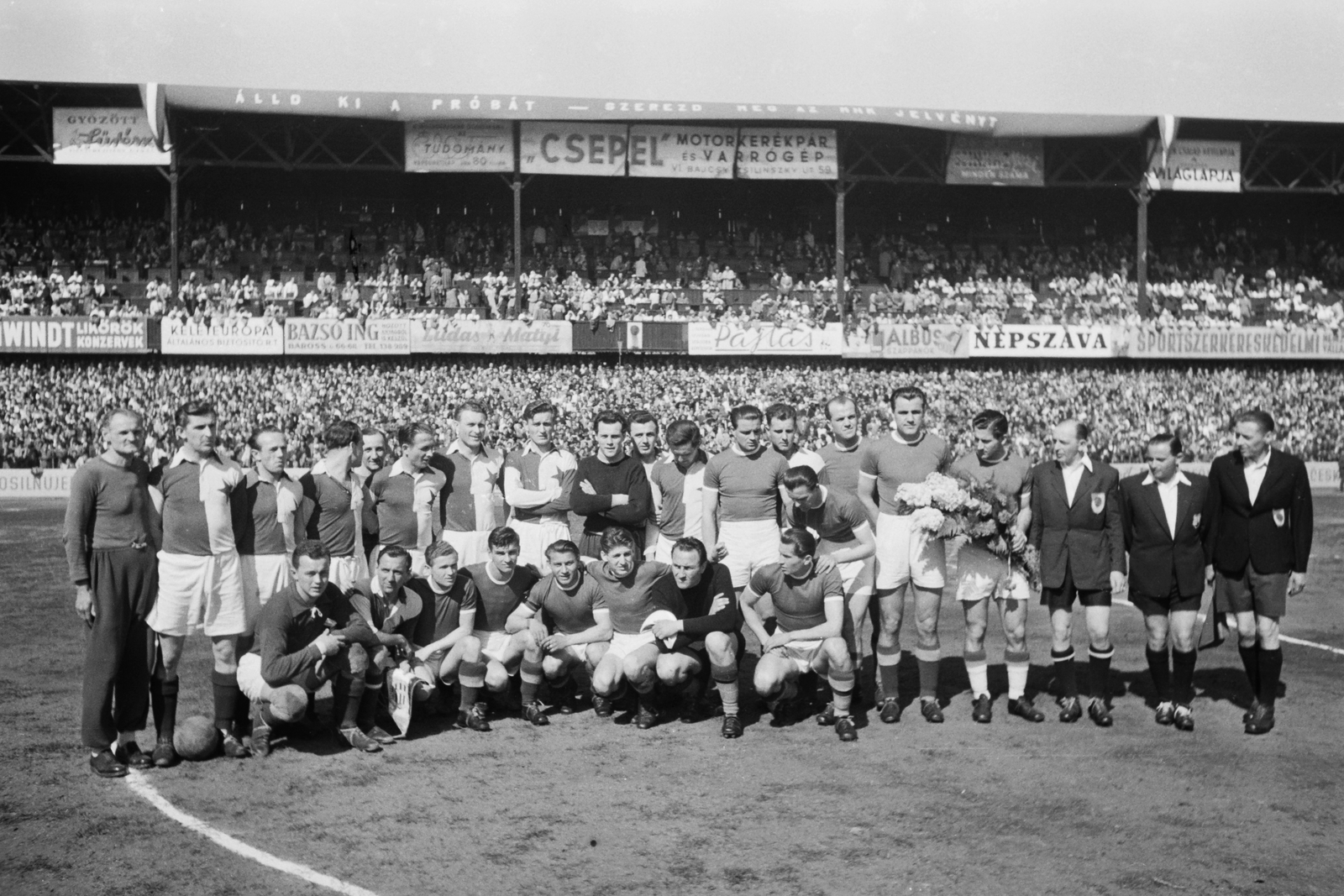 Hungary, Budapest IX., Üllői út, FTC stadion, Ferencváros - Slavia (8:3) húsvéti torna meccs. A Fradi játékosok (egyszínű mezben) balról, álló sor: Deák, Csanádi, Kispéter, Rudas, első sorban balról a harmadik Lakat, mellette Kocsis, Budai II, Czibor, Henni, Szabó I, fölé hajol Horváth Ö., 1949, Kovács Márton Ernő, football, fan, auditorium, stadium, Budapest, soccer team, Fortepan #33747